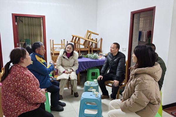 興綠園林慰問(wèn)困難黨員 傳遞溫暖情誼濃
